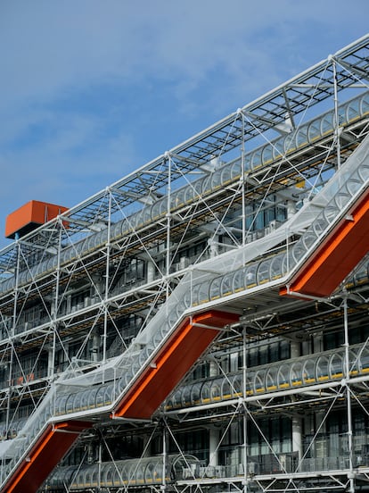 El imponente edificio del Pompidou, diseñado por los arquitectos Renzo Piano y Richard Rogers.