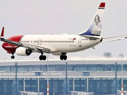 Una vión de Norwegian toma tierra en el aeropuerto de Berlín.