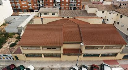 Vista del colegio Sant Joan de Ribera de Burjassot, con los barracones a la izquierda.