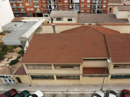 Vista del colegio Sant Joan de Ribera de Burjassot, con los barracones a la izquierda.