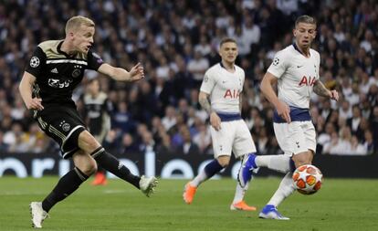 Van de Beek marca el gol del Ajax.