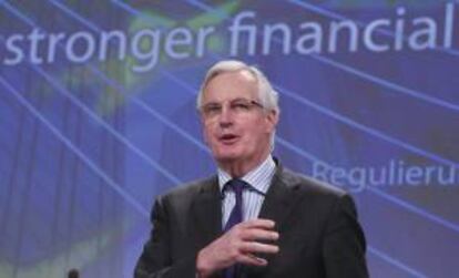 El presidente en funciones de la Comisión estadounidense de Comercio de Futuros de Materias Primas (CFTC, en inglés), Mark Wetjen, y el comisario europeo de Mercado Interior y Servicios, Michel Barnier (en la imagen), anunciaron ese acercamiento de posiciones en un comunicado conjunto. EFE/Archivo