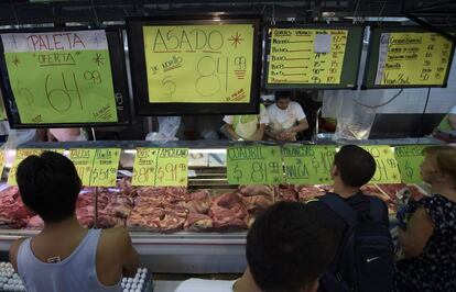 Clientes hacen cola en una carnicería de Buenos Aires, con precios de principios de año.