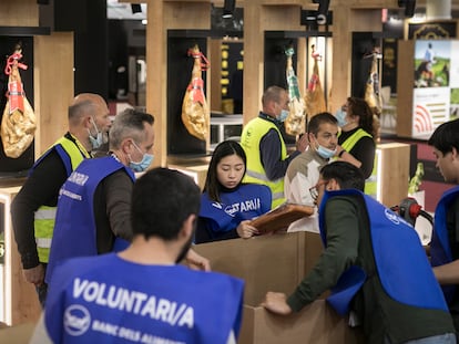 Un centenar de voluntarios del Banco de Alimentos ha recogido los excedentes de la Feria Alimentaria.