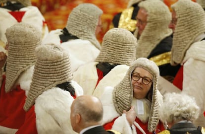 Los miembros de los 'Law Lords' toman asiento mientras esperan a que la reina Isabel II pronuncie su discurso en el trono durante la ceremonia de apertura del Parlamento en la Cámara de los Lores en el Palacio de Westminster.