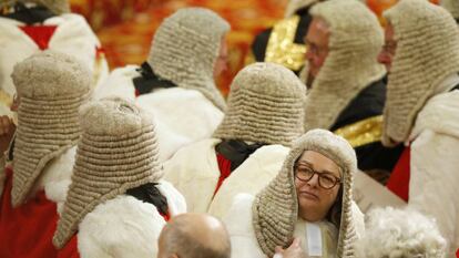 Miembros de los Law Lords, durante la ceremonia de apertura del Parlamento británico en la Cámara de los Lores en el palacio de Westminster (Londres).