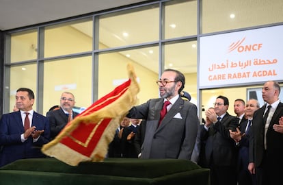 El rey Mohamed VI, en la puesta en marcha de las obras de la línea férrea de alta velocidad, el jueves en Rabat.