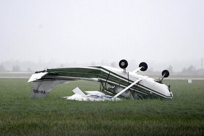 Un avión que fue volteado por los fuertes vientos del ciclón, en el aeropuerto de la ciudad de Bowen, al sur de Townsville, el 29 de marzo de 2017.