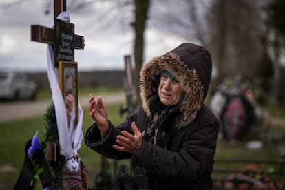 Valentina, de 77 años, llora en la tumba de su hijo Ruslan, de 47 años, durante su funeral en el cementerio de Bucha, en las afueras de Kiev, el lunes. Ruslan fue asesinado por las tropas rusas el 17 de marzo mientras entregaba ayuda humanitaria a sus vecinos en las calles de la localidad.