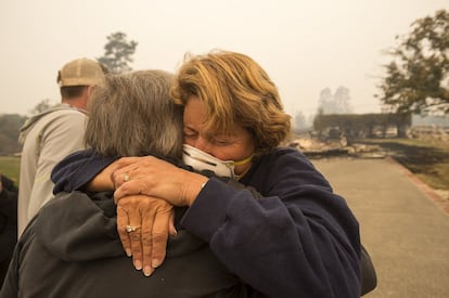 Kim Graves (i) abraza a su vecina Susan Gaynard (d) después de que ambas perdieran sus casas por el incendio forestal en el condado de Sonoma, California, el 10 de octubre.
