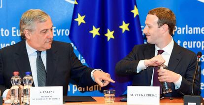 A la izquierda, el presidente del Parlamento Europeo, Antonio Tajani, junto al consejero delegado de Facebook, Mark Zuckerberg