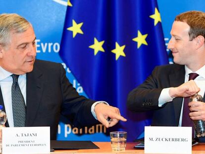 A la izquierda, el presidente del Parlamento Europeo, Antonio Tajani, junto al consejero delegado de Facebook, Mark Zuckerberg
