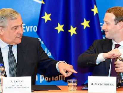 A la izquierda, el presidente del Parlamento Europeo, Antonio Tajani, junto al consejero delegado de Facebook, Mark Zuckerberg