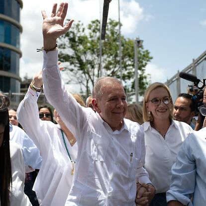 CARACAS, VENEZUELA - JULY 28: Opposition candidate Edmundo González of the Plataforma Unitaria Democrática Coalition waves after casting his vote during the presidential elections at Colegio Santo Tomás de Villanueva on July 28, 2024 in Las Mercedes, Caracas, Venezuela. Venezuelans go to polls for the presidential election between Nicolás Maduro, current president, and Opposition candidate Edmundo González of the Plataforma Unitaria Democrática Coalition. (Photo by Alfredo Lasry R/Getty Images)