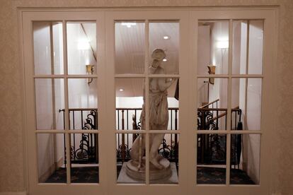 Incontables figuras destacadas se han hospedado o han vivido en las suites del hotel, como la reina Isabel II y el Duque de Edimburgo, que se alojaron en este mismo lugar en 1976, o John Lennon, Winston Churchill y todos los presidentes de Estados Unidos. En la imagen, una de las estatuas que adornan el interior del hotel.