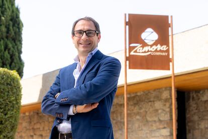 Javier de la Viuda se incorpora a Zamora Company como director global de operaciones. Con más de 20 años de experiencia, ha trabajado en organizaciones líderes de gran consumo, retail y distribución como Procter and Gamble, Diageo, PepsiCo o Caprabo, entre otras. Durante estos años ha liderado diferentes proyectos de operaciones de principio a fin incluyendo fabricación, logística, planificación de la demanda, gestión de almacenes y atención al cliente y compras.