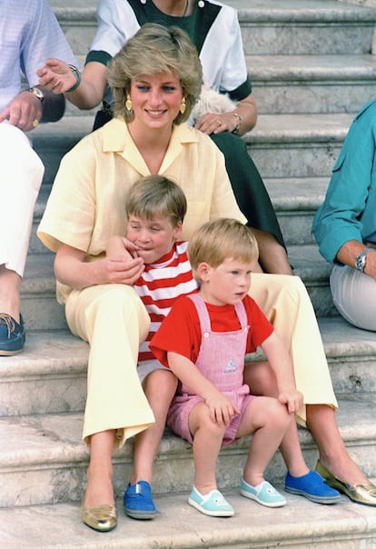 En agosto de 1987, Diana, Carlos y sus dos hijos pasaron unos días de vacaciones en Mallorca invitados por la familia real española. En la imagen, la princesa posa en los jardines de Marivent con los dos niños.