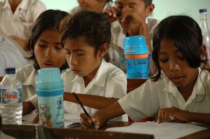 2008, alumnos de los colegios apoyados por el PMA en Kupang, Timor Occidental, Indonesia. Las comidas nutritivas en la escuela son un método sencillo y efectivo que pretende lograr mejoras en las tasas de alfabetización y contribuir a que los niños pobres rompan el ciclo de pobreza, lo que se traduciría en resultados tangibles para toda la sociedad. Al disminuir el hambre de los niños y mejorar sus posibilidades de educación, la alimentación escolar puede ayudar a crear la infraestructura humana necesaria para que las naciones prosperen.