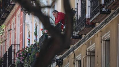 Un hombre se asoma a su balcón en Madrid.