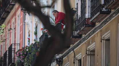 Un hombre se asoma a su balcón en Madrid.