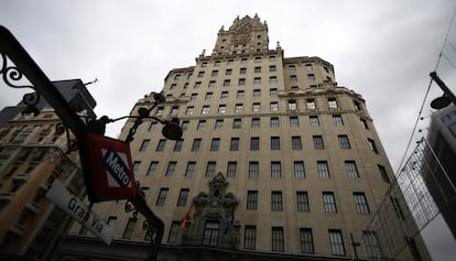 Primer rascacielos. El edificio Telefónica fue el primer rascacielos de Madrid. Situado en el 28 de la Gran Vía y obra del arquitecto Ignacio de Cárdenas, la estructura de acero de esta mole, levantada en 1928, tiene 89,30 metros de altura (15 plantas) y está forrada con piedras de Alicante y Segovia. El escudo que puede verse en su fachada es, dicen, el más grande de la capital y el inmueble está coronado por un característico reloj. Se puede entrar gratis a la Fundación Telefónica, que ocupa varias plantas, y disfrutar de charlas y exposiciones temporales.