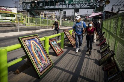 La avenida Bordo de Xochiaca cada 12 de diciembre es un tradicional camino a la basílica de Guadalupe. Este año luce desierta con apenas los transeúntes del barrio.