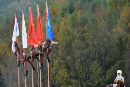 Artistas actúan durante los 'World Nomad Games' en Kyrchin (Kirguistán).