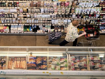 Una clienta hace la compra en un supermercado de Varsovia (Polonia), el 16 de agosto.