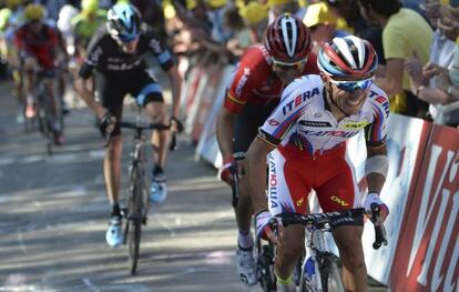Purito acelera hacia la meta seguido por el francés Gallopin, que terminaría quinto, y Chris Froome, quien acabó segundo.