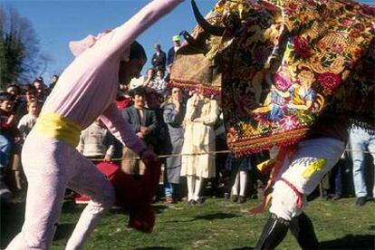 Representación del toro durante la visita carnavalesca de la aldea de Vidueira a la vecina Requeixo, en el municipio de Manzaneda (Ourense).