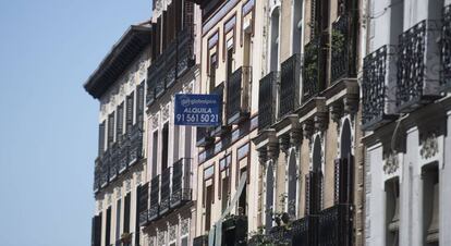 Viviendas con las persianas bajadas y carteles de viviendas en alquiler