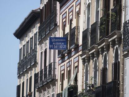 Viviendas con las persianas bajadas y carteles de viviendas en alquiler