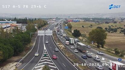 Atasco en la A-5, en una imagen de las cámaras de la DGT a la altura del kilómetro 29.