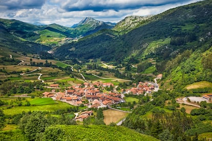 El pueblo de Carmona, en el valle de Cabuérniga.

