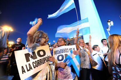 Un gran número de jubilados ha secundado la protesta en Buenos Aires con pancartas contra la corrupción.