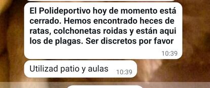 Mensaje de WhatsApp de una de las personas que coordinan el campamento urbano y que recibieron los monitores en julio, en una foto cedida.