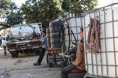 Varias personas esperaban para llenar tanques de agua en una 
 planta desalinizadora en Jan Yunis, este lunes. 