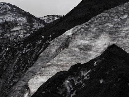 Las cenizas de la explosión del volcán islandés Eyjafjallajökull en 2010 siguen intactas en el glaciar Solheimajökull