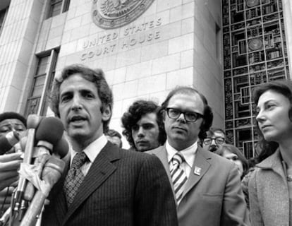 Daniel Ellsberg habla a los reporteros en  junio de 1973.