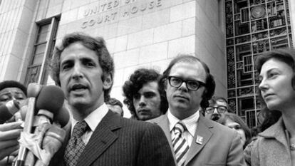 Daniel Ellsberg habla a los reporteros en  junio de 1973.