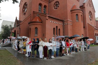 Un grupo de mujeres forma una cadena humana para protestar contra el presunto fraude electoral, este jueves en Minsk.