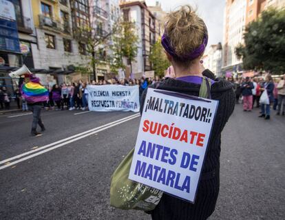 "¡Maltratador!. Suicídtae antes de matarla", es uno de los carteles que se han podido leer en la manifestación celebrada en Santander.