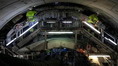 Dos operarios supervisaban, en marzo del año pasado, la colocación de dovelas del futuro túnel de la L9 del metro de Barcelona, dentro de la tuneladora que trabajaba entonces a 43 metros bajo tierra.