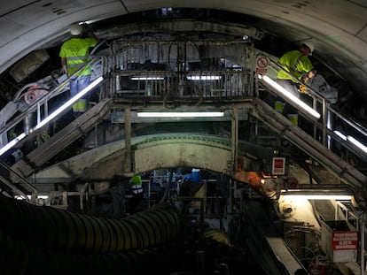 Dos operarios supervisaban, en marzo del año pasado, la colocación de dovelas del futuro túnel de la L9 del metro de Barcelona, dentro de la tuneladora que trabajaba entonces a 43 metros bajo tierra.