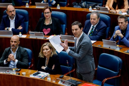 El líder del PSOE madrileño Juan Lobato, durante el pleno de la Asamblea de Madrid, este jueves en Madrid. 