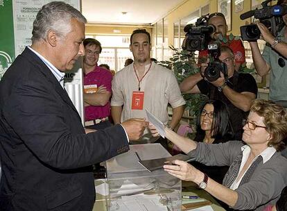 El presidente del Partido Popular de Andalucía, Javier Arenas, ha votado en el Instituto de Enseñanza Secundaria Politécnico de Sevilla, donde ha deseado que la jornada electoral transcurra con normalidad, y ha confiado en que los ciudadanos andaluces "se expresen" en las urnas con el convencimiento de que "se juegan cuatro años de su futuro" a través de los Ayuntamientos.