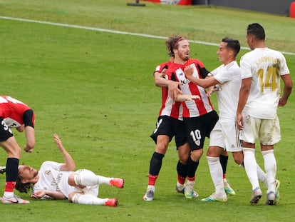 Los jugadores del Athletic y el Real Madrid se enzarzan tras una falta de Muniain a Modric. / Humberto Bilabao (Europa Press)