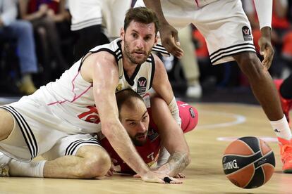 Rudy Fernández y Vassilis Spanoulis pelean por un balón.