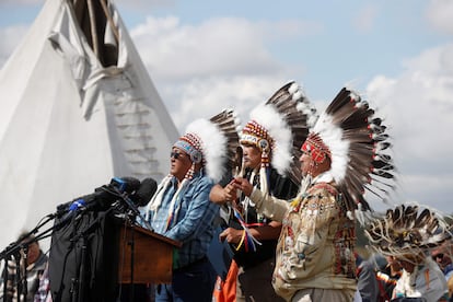 Rueda de prensa de jefes indios en la reserva James Smith del pueblo Cree, donde tuvieron lugar la mayoría de los apuñalamientos.