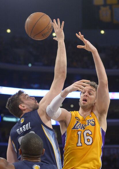 Pau Gasol pasa el balón ante su hermano Marc.